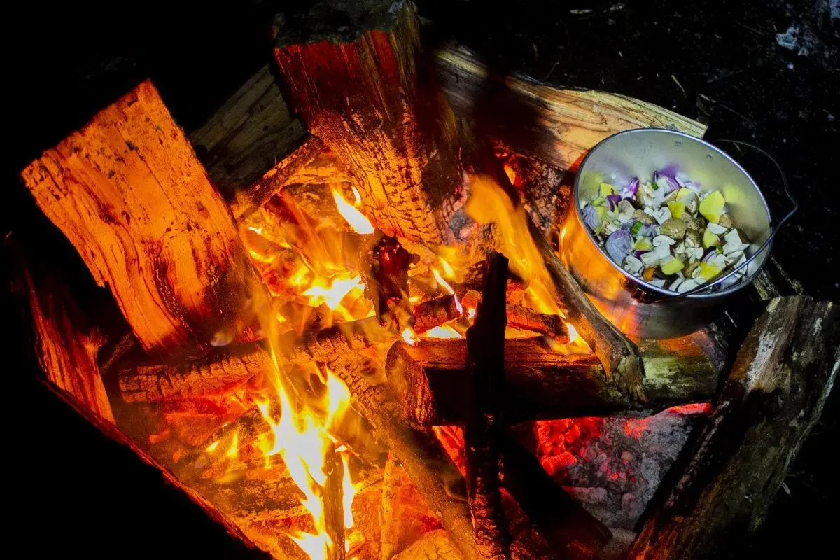 OUTDOOR-RECEPT | Winterstoofpot (boven het kampvuur)