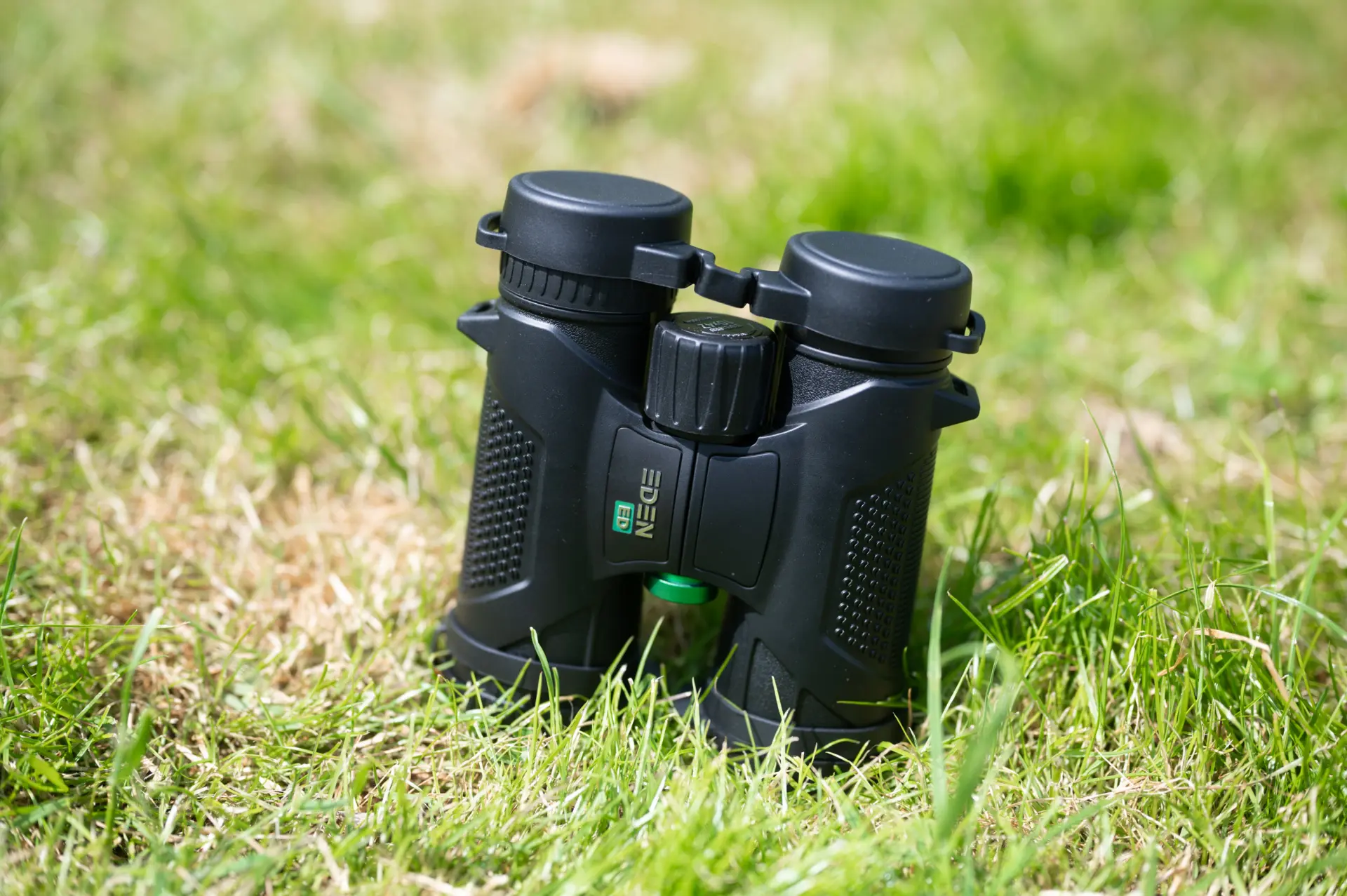 Verrekijker Eden 42x10 ED in het gras