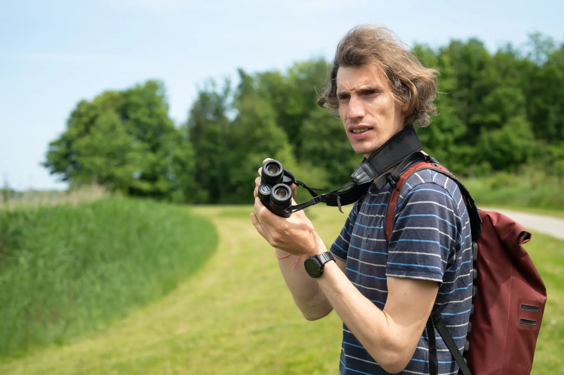 Vriend Antoine met Verrekijker Eden 42x10 ED om zijn nek. De band is lekker breed en zacht.