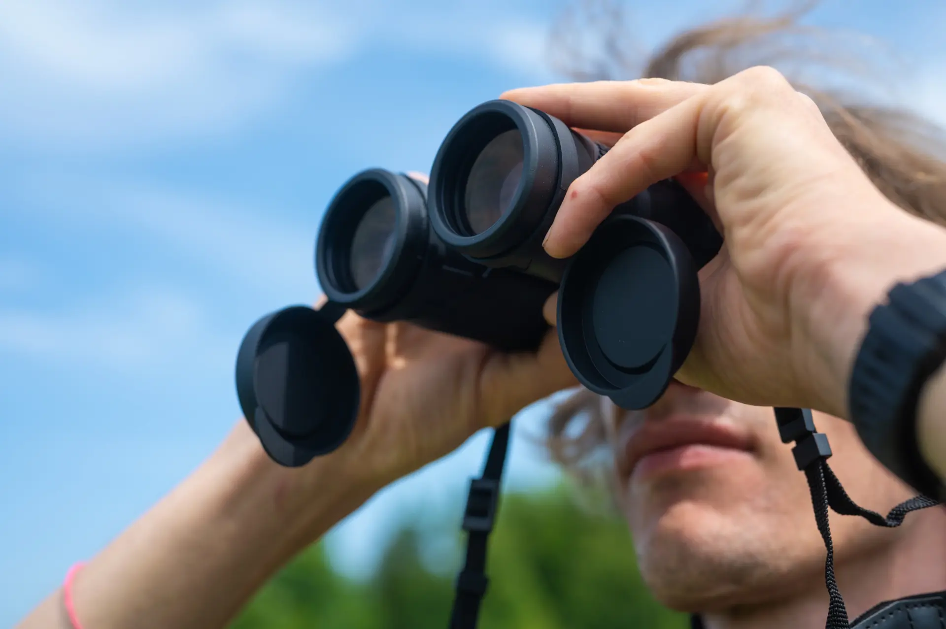 Verrekijker Eden 42x10 ED in close-up van de voorkant, in gebruik.