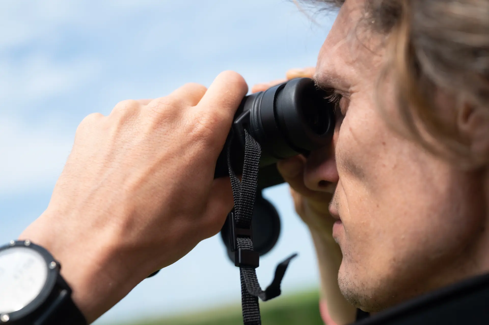 Verrekijker Eden 42x10 ED in close-up, schuin van achter.