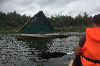 Bijzonder overnachten op een kampeervlot midden in de natuur!