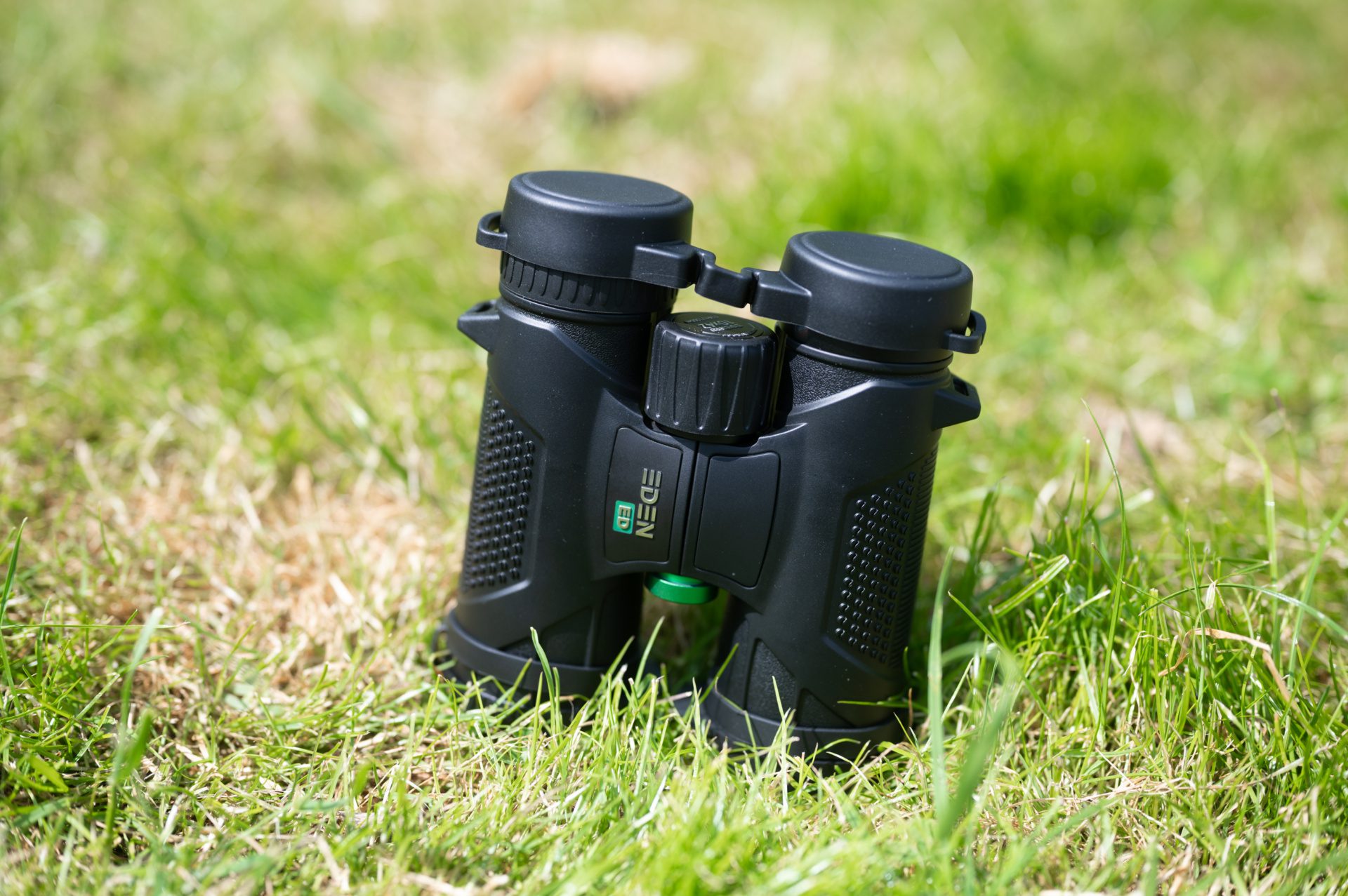 Verrekijker Eden 42x10 ED in het gras